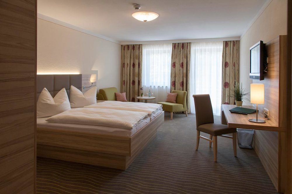 Hotel Strasshof Пфаффенхофен-ан-дер-Ильм Экстерьер фото